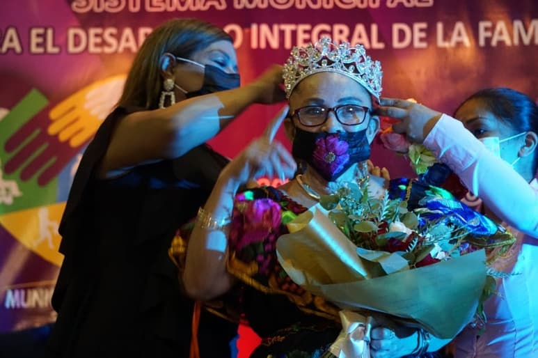 Las autoridades coronaron a Esther, reina de los adultos mayores. (EL SIGLO DE TORREÓN) 