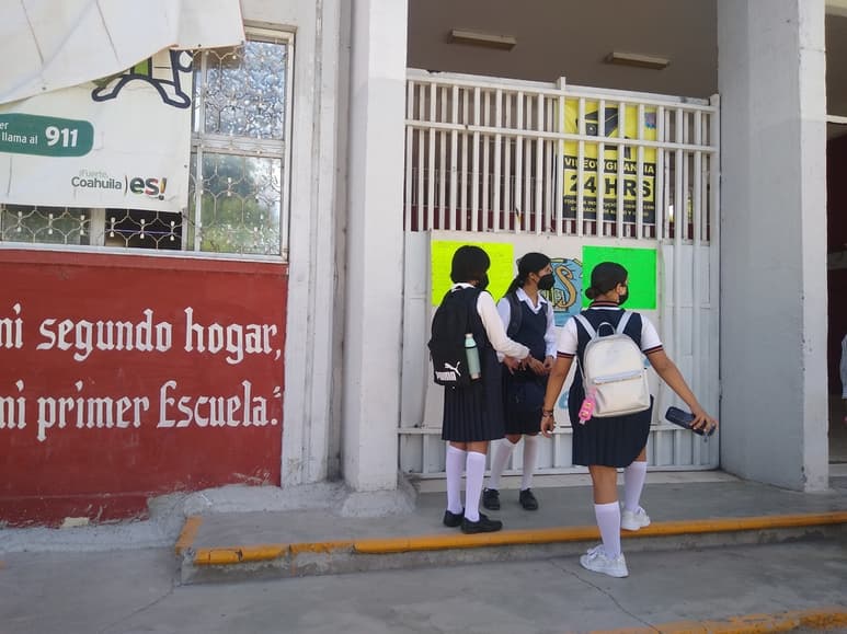 Las jovencitas se mostraron emocionadas por regresar a clases. (EL SIGLO DE TORREÓN)