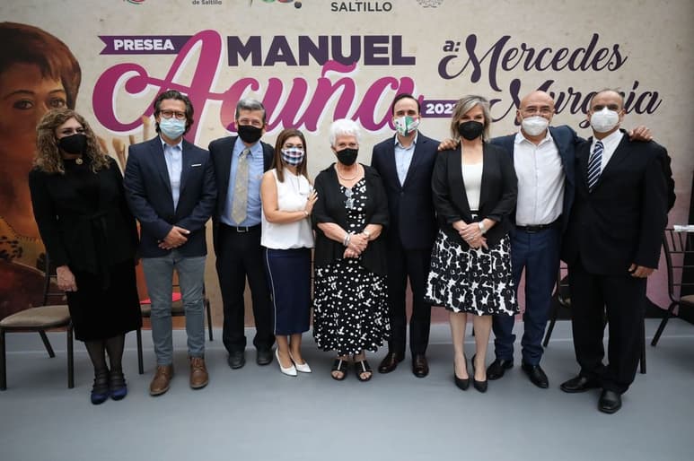 Jiménez mostró su alegría de honrar a una gran maestra.