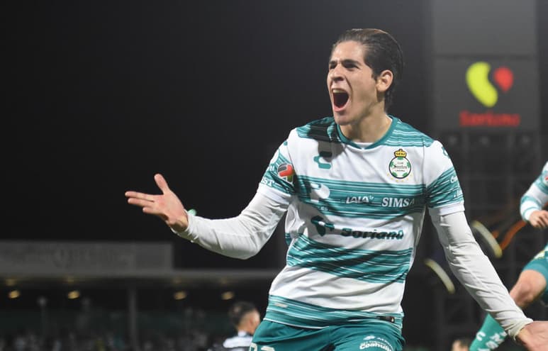 Newcastle United FC le ha dado la bienvenida a Santiago Muñoz en este martes donde en Europa se vive el último día de fichajes de verano, sin embargo, la noticia del arribo del mexicano se ve marcada por las reacciones de los aficionados del club inglés. (ARCHIVO)
