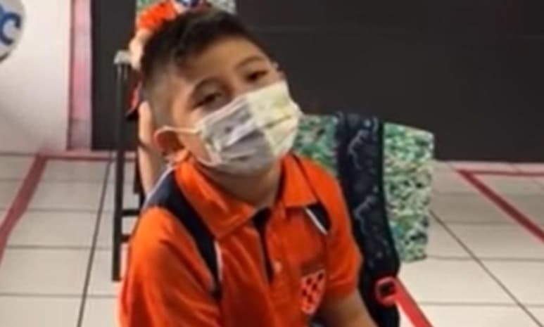 El niño habló sobre sus 'amigos' durante el regreso a clases, declaraciones que lo han vuelto viral en redes sociales (CAPTURA)