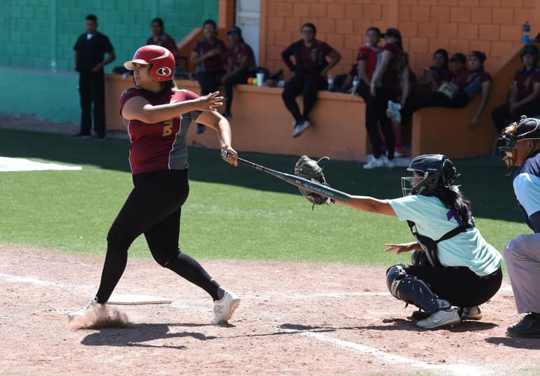 División de honores, lograron las Algodoneras de La Laguna en su debut dentro de los playoffs de la Liga Estatal de Softbol Femenil de Chihuahua. (ESPECIAL)