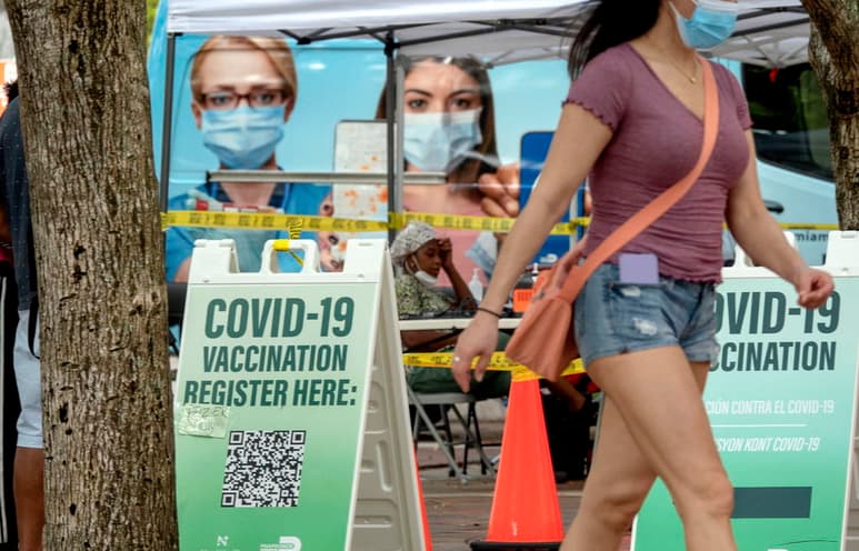 El congresista del estado de Florida Carlos Smith presentó una demanda judicial contra el Gobierno de Ron DeSantis por no divulgar datos diarios de la incidencia de la COVID-19, que por fin comenzó a ceder un poco esta semana después de una explosión de hospitalizaciones, personas contagiadas y muertos. (ARCHIVO)