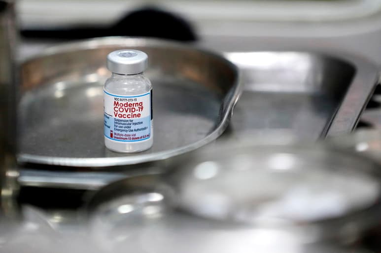 La vacuna de Moderna contra el coronavirus generó más del doble de anticuerpos que la de Pfizer, de acuerdo con un estudio que comparó las respuestas inmunológicas de ambas sustancias. (ARCHIVO)