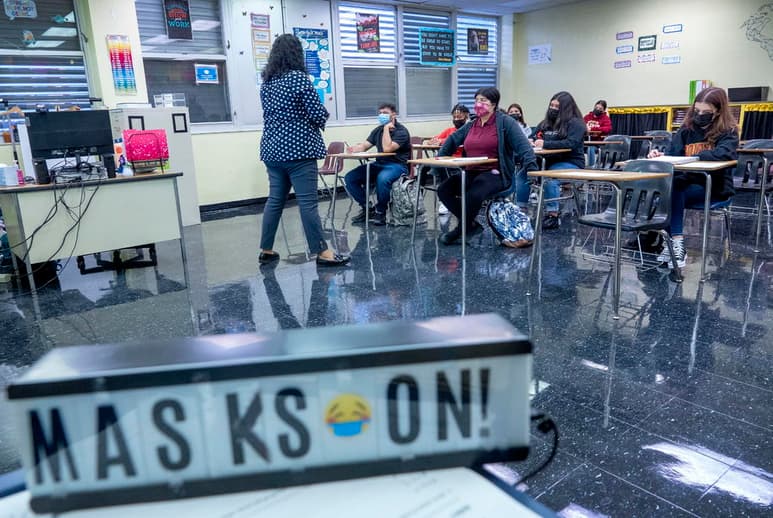 Las certificaciones para no usar cubrebocas en las escuelas públicas expedidas por un quiropráctico de Florida, que ha tenido decenas de personas haciendo fila en su consultorio, no serán aceptadas por el distrito escolar de Sarasota, en la costa oeste del estado. (ARCHIVO)