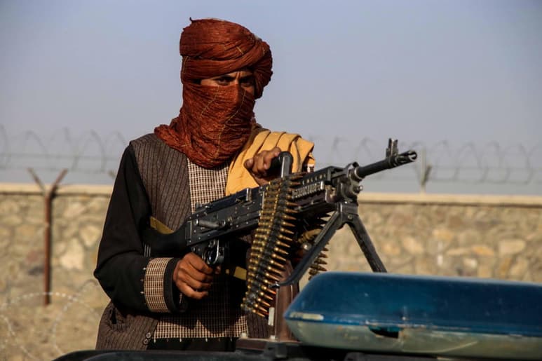 Era el 13 de noviembre de 2001. El Sol apenas comenzaba a salir sobre las montañas Hindú Kush cuando los talibanes desaparecieron de Kabul, la golpeada capital de Afganistán. (EFE)