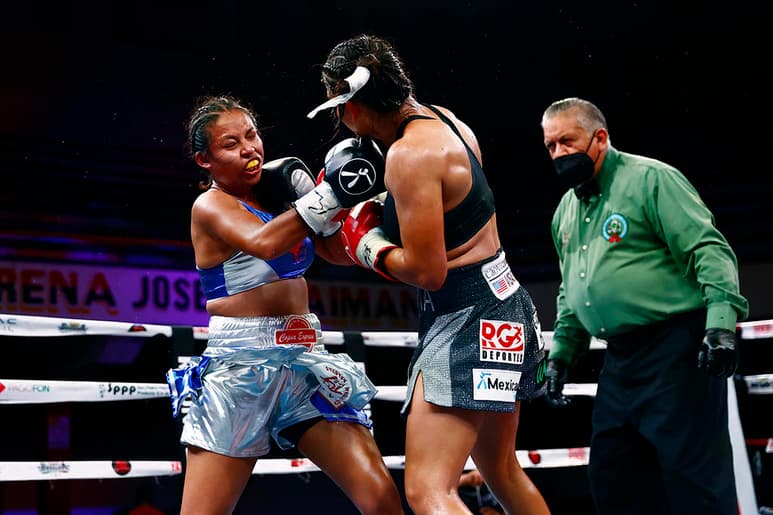 Asley “Chiquita” González, derrotó por nocaut técnico a la guanajuatense Bárbara “La Leona” Martínez, en el combate coestelar de la función montada en la Arena José Sulaimán de Monterrey, Nuevo León. (ESPECIAL)
