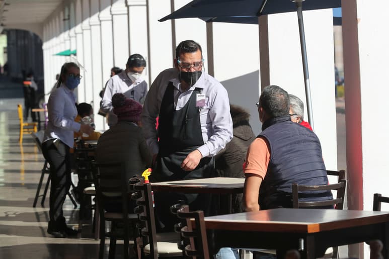 El ingreso de trabajadores como los meseros depende de las propinas, por lo que sus ingresos se han reducido considerablemente. (EL SIGLO DE TORREÓN)