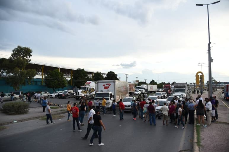 La protesta se realizó ayer por la tarde generando caos vial en el periférico Raúl López Sánchez. (ÉRICK SOTOMAYOR)