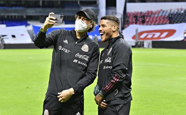 Guillermo Ochoa y Jonathan dos Santos grabaron un video sobre un posible interés en jugar para Las Águilas. (ARCHIVO)