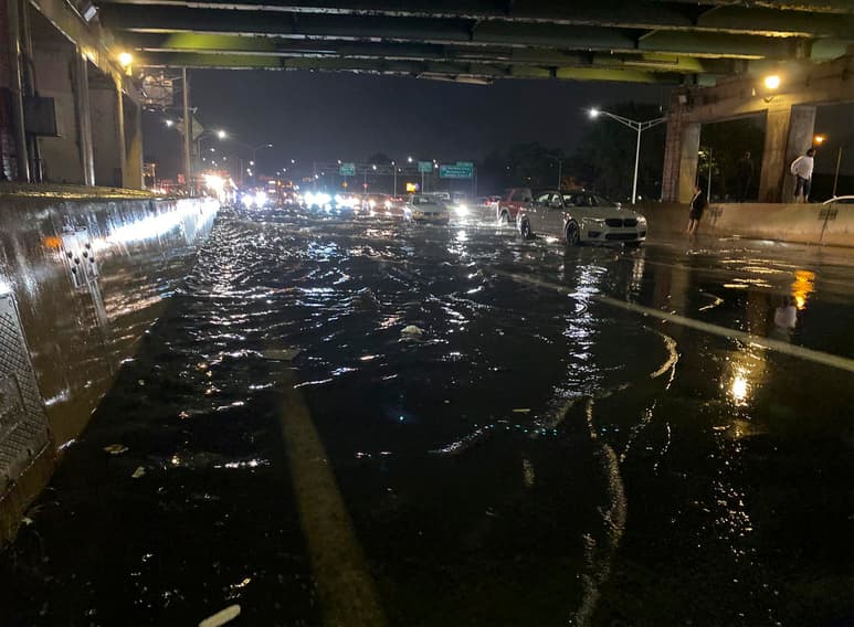En Nueva York, ocho de las nueve muertes, entre ellas la de un niño de 2 años, se registraron 'en hogares y sótanos residenciales' de Brooklyn y Queens debido a las inundaciones, más una persona fallecida en un accidente de tráfico en Manhattan, informó este jueves por la mañana el jefe de la Policía, Dermot Shea.
(EFE)