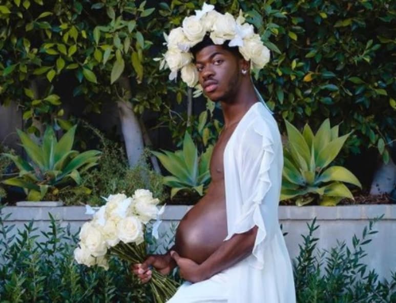 Este jueves el cantante y rapero estadounidense, Lil Nas X, generó polémica en redes sociales tras compartir la portada de su nuevo álbum, en la cual aparece 'embarazado'.