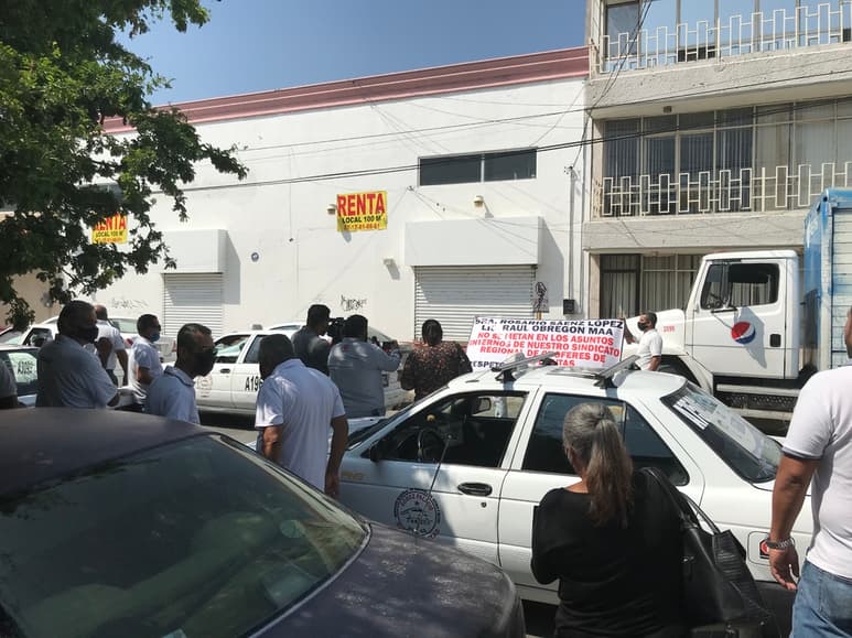 Taxistas del Sindicato Regional de Choferes se plantaron en la CTM para exigirle a la dirigente que no interfiera en asuntos internos. (GUADALUPE MIRANDA)