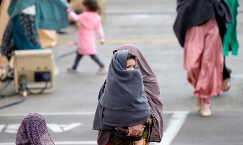 Estados Unidos recibirá a más de 50,000 personas evacuadas de Afganistán tras la toma del poder por parte de los talibanes, anunció el viernes se secretario de Seguridad Nacional. (ARCHIVO)