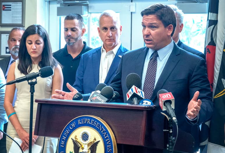 El gobernador de Florida, Ron DeSantis, apeló el fallo de un juez que dictaminó 'exceso' en el ejercicio de su autoridad al ordenar a las juntas escolares que se abstuvieran de imponer el uso de cubrebocas en las escuelas. (ARCHIVO) 
