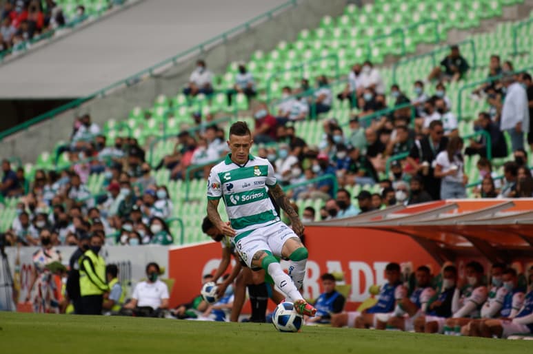 Brian Lozano ha mostrado un gran desempeño como mediocampista con los Guerreros del Santos Laguna (ARCHIVO)