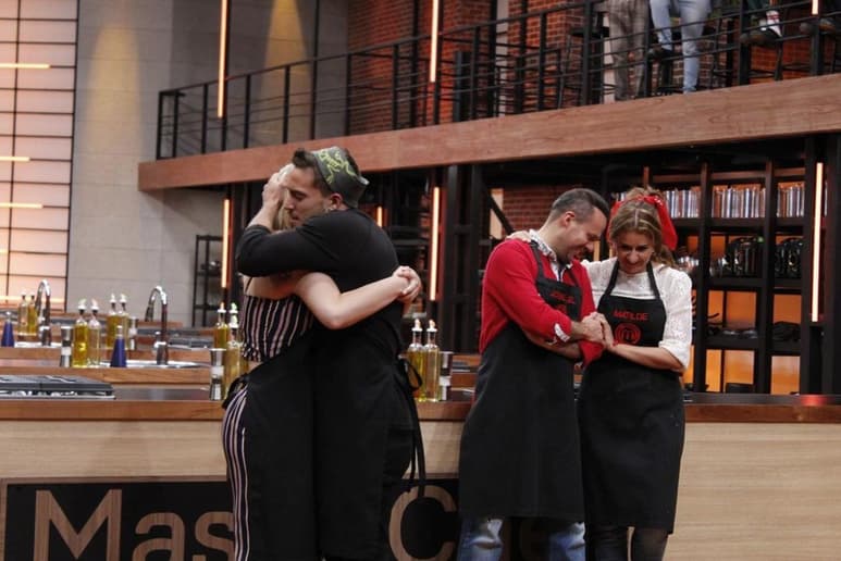Acompañar un mole con trozos de piña fue el error que José Joel tuvo en su platillo de eliminación durante la tercera emisión de MasterChef Celebrity, algo que los chefs le criticaron, pero no fue motivo suficiente para ameritar la eliminación, hecho que dejó consternados a sus compañeros. (INSTAGRAM)