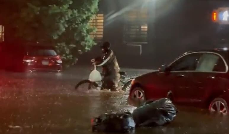 Pese a los condiciones climatológicas que trajo el huracán 'Ida', el repartidor hispano fue captado haciendo su trabajo (CAPTURA)