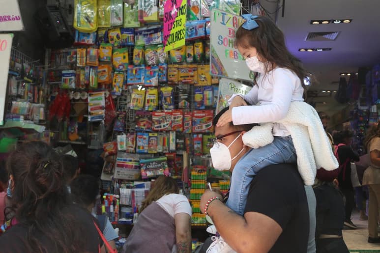 Si optas por comprar los útiles con la tarjeta de crédito a meses sin intereses dale prioridad a artículos duraderos. (ARCHIVO)