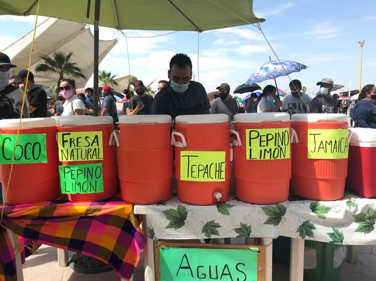Burritos de hielera, frituras y sus aguas frescas, colocó en una mesa para aprovechar la presencia de miles de personas que se congregaron desde el primer día de la Jornada de Vacunación en Gómez Palacio. (GUADALUPE MIRANDA)