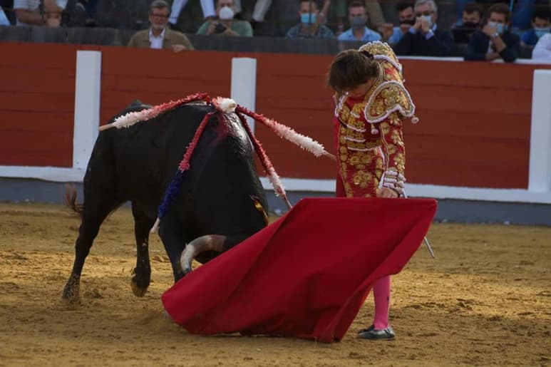 El novillero lagunero Arturo Gilio Quintero regresó hoy a la actividad taurina en una tarde aciaga. (ARCHIVO)