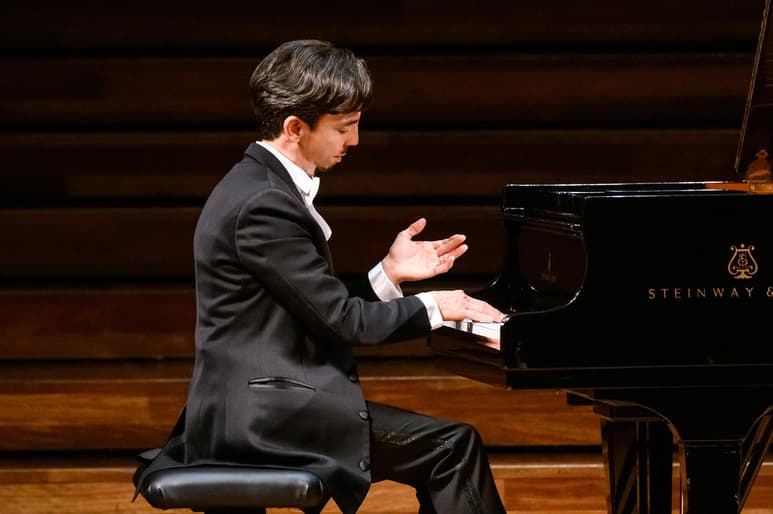 El maestro Ángel Rodríguez es un virtuoso del piano, un andante entre las teclas cuyos pasos son martilleos resonando en el corazón del público. (CORTESÍA / A. BOFILL)
)