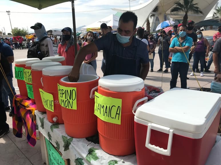Ante las altas temperaturas que se registraron ayer, Faustino llevó sus aguas frescas de distintos sabores para venderlas. (GUADALUPE MIRANDA)