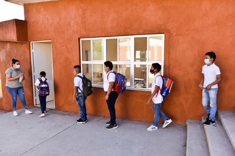 Al inicio de actividades, los estudiantes deben pasar por filtros sanitarios en los que se les proporciona gel antibacterial y se les revisa la temperatura. (ÉRICK SOTOMAYOR)
