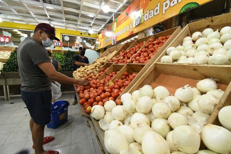 Aunque el poder adquisitivo de los trabajadores se incrementó por un alza en el salario mínimo, no ha sido suficiente. (ARCHIVO)