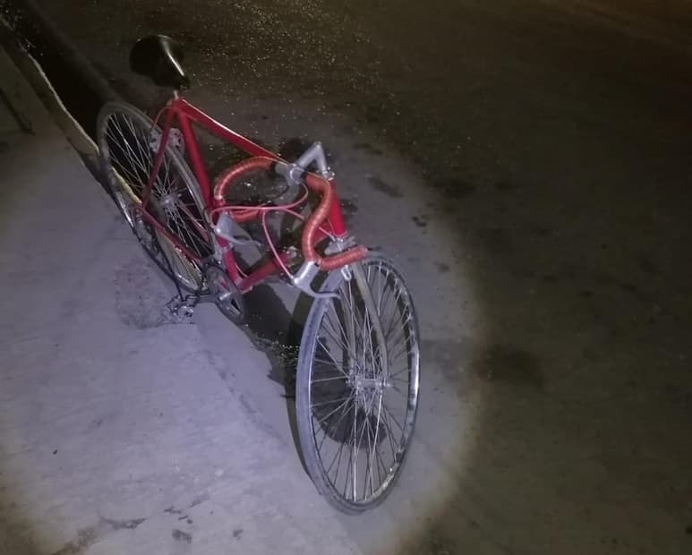 El joven viajaba a bordo de una bicicleta de carreras al momento del accidente. (EL SIGLO DE TORREÓN)
