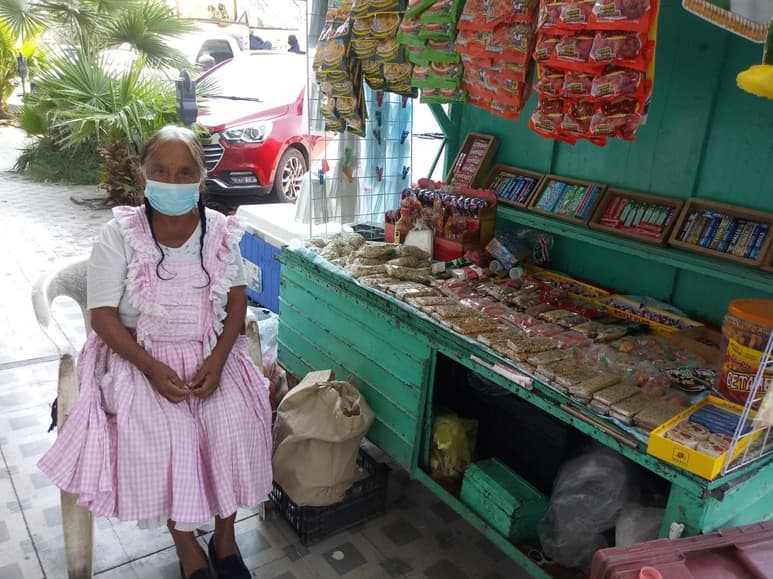 Es una mujer mazahua de 76 años, pero desde los 22 llegó a Torreón en busca de mejores oportunidades de vida y creó raíces. (EL SIGLO DE TORREÓN)