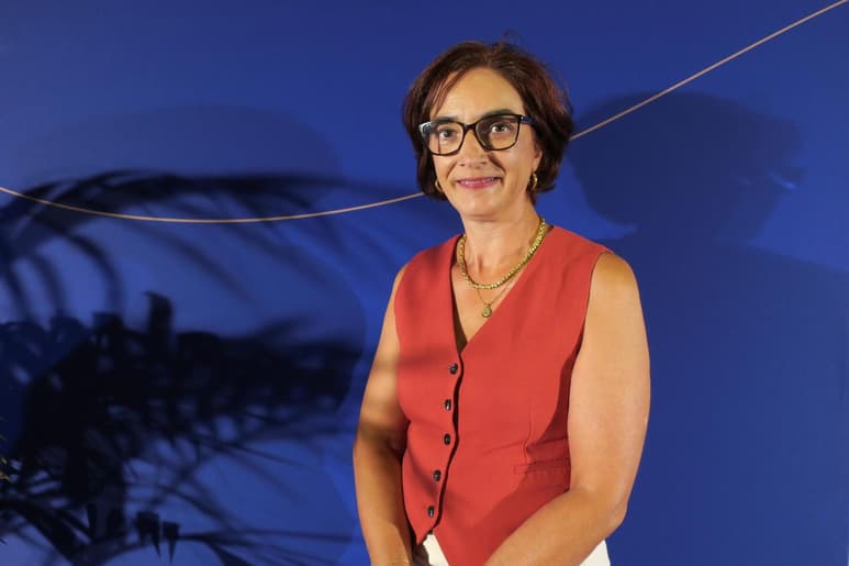 En un campo dominado por hombres, la científica portuguesa Elvira Fortunato ha demostrado que las mujeres también son una referencia mundial. Sus trabajos pioneros en electrónica transparente y la invención del chip de papel le han valido premios y hasta ha sido considerada candidata al Nobel. (ARCHIVO)