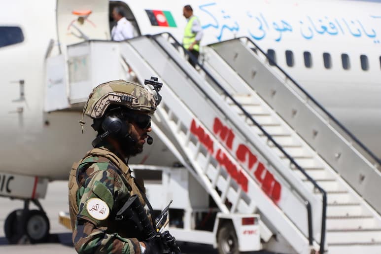 Seis aviones que prevén transportar a estadounidenses y afganos permanecen en un aeropuerto en el norte de Afganistán, donde los talibanes impiden su salida a cambio de obtener sus 'demandas', denunció este domingo un congresista republicano. (ARCHIVO)