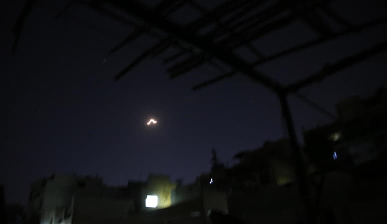 Las fuerzas gubernamentales sirias lanzaron la pasada noche un asalto con tanques y fuego de artillería contra el barrio opositor de Deraa al Balad, en la capital de la provincia sureña de Deraa, tras fracasar el último acuerdo para terminar con más de dos meses de asedio, informó este domingo una fuente militar. (ARCHIVO)