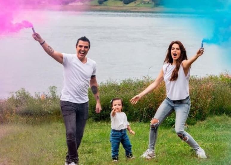 Un buen domingo vive la familia de Clauda Álvarez y Billy Rovzar, pues la pareja compartió que se encuentran en la espera de mellizos, un niño y una niña.