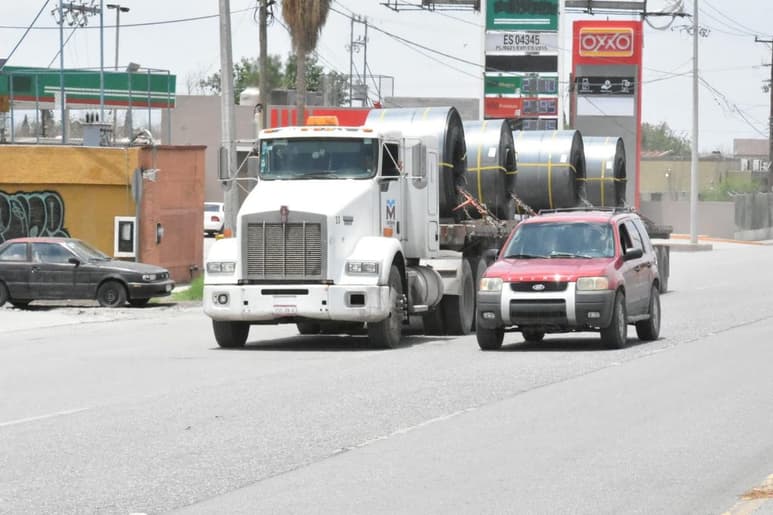 Los robos de camiones con cargamento de acero de Altos Hornos de México (AHMSA) se registran en Nuevo León o en los límites de Coahuila, y los delincuentes escapan a Monterrey con el vehículo y decenas de toneladas del metal.