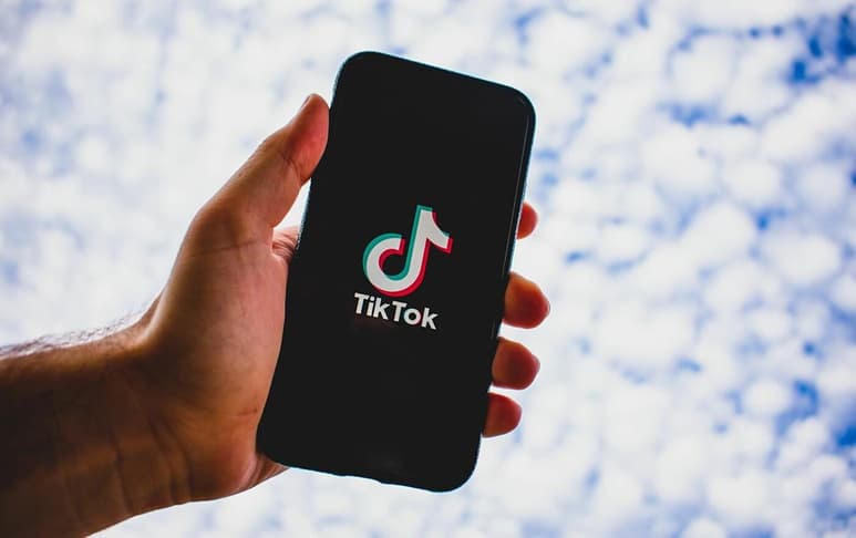 A través del filtro pantalla verde, los usuarios en TikTok comenzaron a crear imágenes en las que aparecen junto a familiares fallecidos (ESPECIAL)