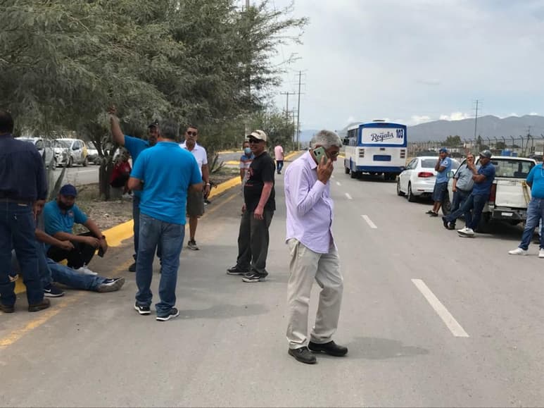 Transportistas de la ruta Cereso del sindicato de Rutas Urbanas, bloquearon el acceso a la colonia Solidaridad. (EL SIGLO DE TORREÓN)