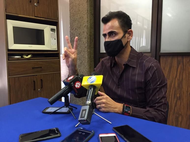 Cuitláhuac Valdés, subsecretario en la región, informó que dos casos nuevos fueron reportados este lunes de los cuales solo uno dio positivo al virus y el otro, pese a ser hermanos dio negativo a la prueba.
(EL SIGLO DE TORREÓN)