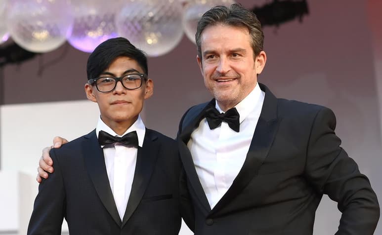 'La Caja' es el filme con el que el director venezolano afincado en México, Lorenzo Vigas, culmina su trilogía acerca de la figura del padre que empezó hace casi dos décadas con el cortometraje 'Los elefantes nunca olvidan' y que continuó con 'Desde allá', la ópera prima con la que ganó el León de Oro en Venecia en el 2015 y que cierra de forma magistral con esta nueva entrega que también se muestra al mundo por primera vez en el Festival más antiguo del mundo.  (ARCHIVO) 
