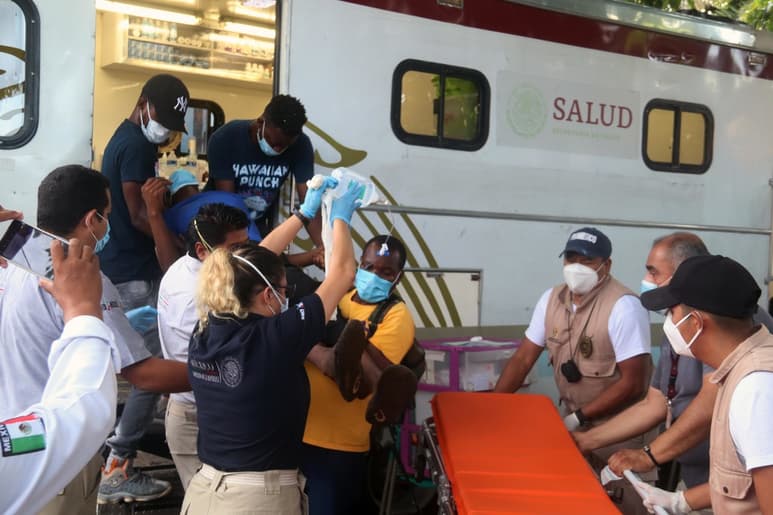 Casi 100 personas hicieron fila en la clínica. Madres haitianas y hondureñas fueron de las primeras en acercarse por sus hijos. (ARCHIVO)