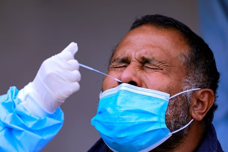 La Organización Mundial de la Salud explica que, todos los virus cambian con el paso del tiempo y el SARS-CoV-2 no es la excepción. (ARCHIVO)