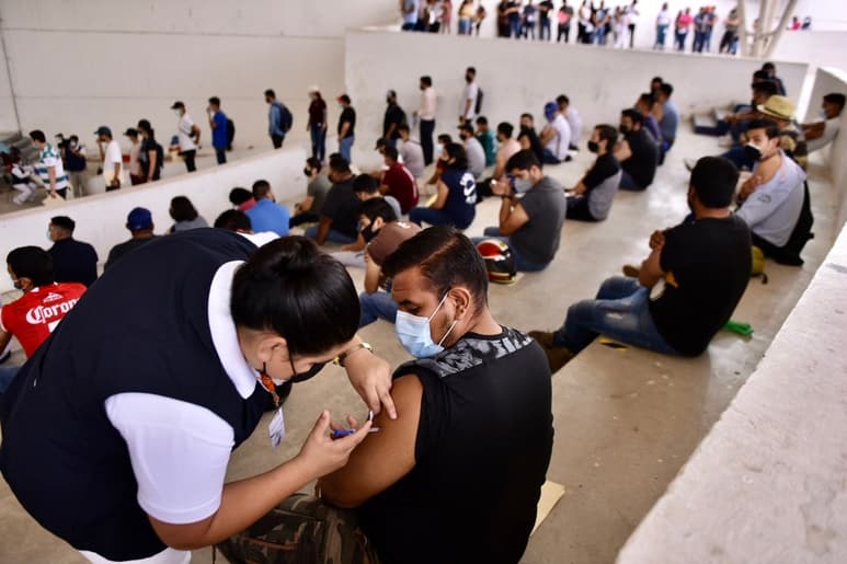 Cientos de jóvenes del municipio de Torreón acudieron ayer a las diversas sedes que habilitó Bienestar Social para aplicar la primera dosis de la vacuna de AstraZeneca contra el COVID-19. (ÉRICK SOTOMAYOR)