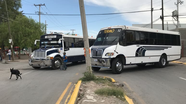 Choferes de la 'ruta azul' impidieron la entrada de Transportes Moctezuma a la línea Cereso. (GUADALUPE MIRANDA)