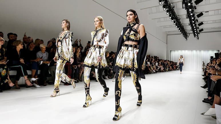La Semana de la Moda de Nueva York comienza mañana miércoles con cerca de un centenar de diseñadores veteranos y emergentes que presentarán sus propuestas para la primavera-verano 2022, muchos de ellos con eventos presenciales después de dos ediciones limitadas por la pandemia. (ESPECIAL)