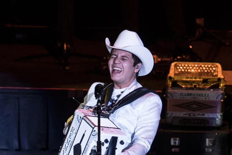 El cantante Remmy Valenzuela fue acusado de violencia familiar en contra de su primo y la novia de este, luego de que presuntamente llegaron a un acuerdo económico con las víctimas y tener presentaciones en Guadalajara, tras el silencio, volvió a estar activo en las redes sociales.