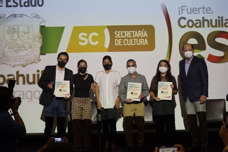  Los cineastas laguneros Ana Laura Arizpe Hernández y José Luis Hernández Rivera recibieron sus constancias que los acredita como ganadores de la convocatoria Proyectos Cinematográficos en Corto. (ARCHIVO) 

