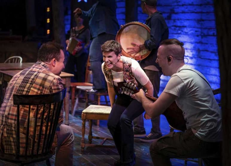 Variado. Desde su estreno, el musical ha abordado distintos temas del momento, y se ha convertido en un referente musical.