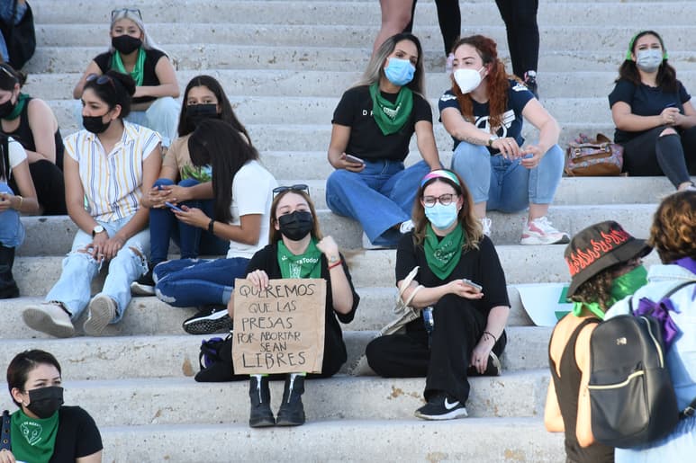 Ayer, colectivas feministas se reunieron en la Plaza Mayor de Torreón para hablar sobre la decisión de los ministros de la SCJN. (FERNANDO COMPEÁN)