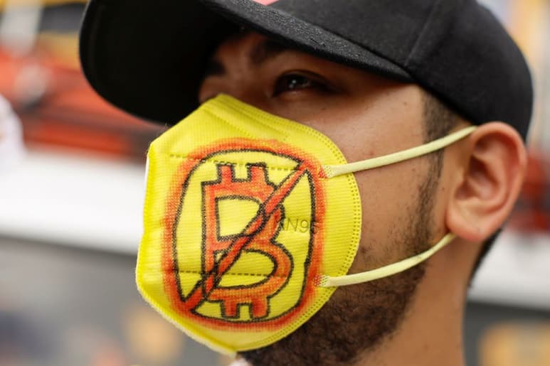 El primer día de circulación del bitcoin como moneda legal también se vio marcado por las protestas de cientos de salvadoreños. (EFE)